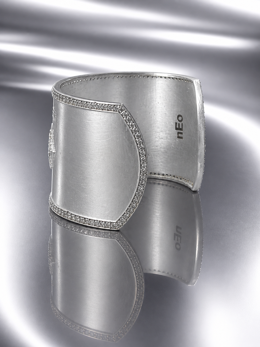 Silver knee brace with 'neo' branding on a reflective surface