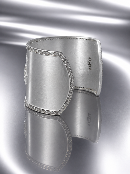Silver knee brace with 'neo' branding on a reflective surface