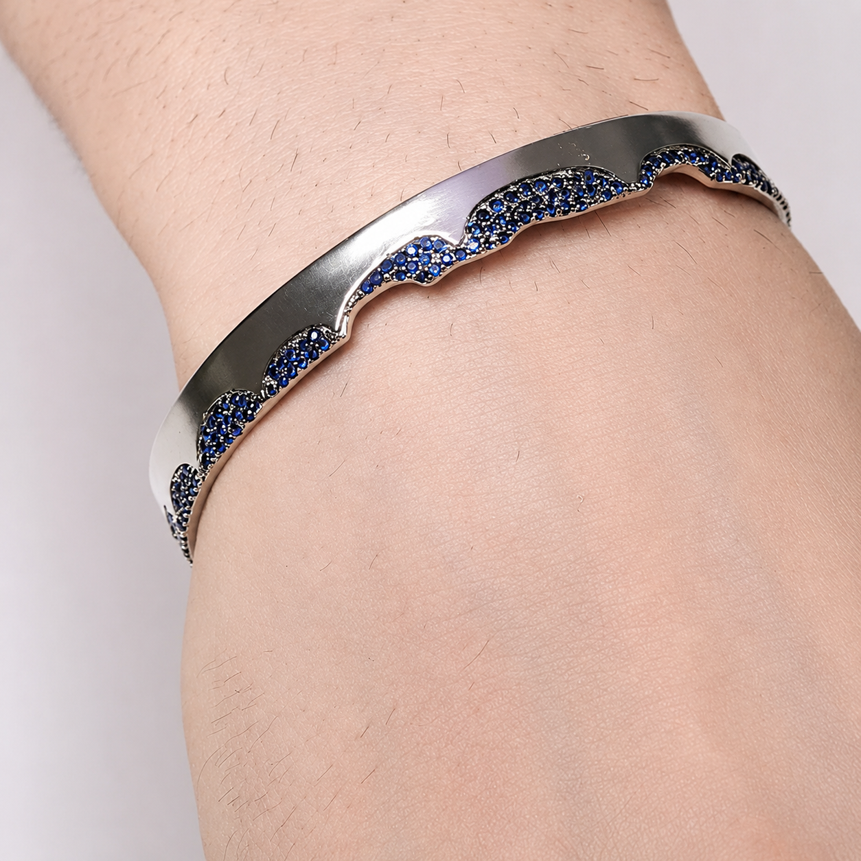 Sapphire Wave Cuff (Man)