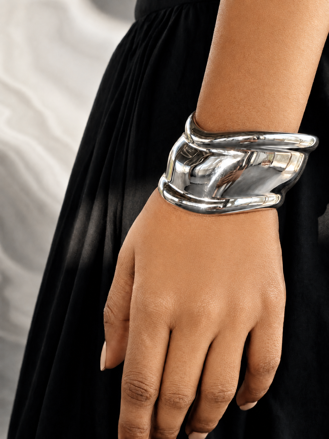 Lunar Curve Hand Cuff