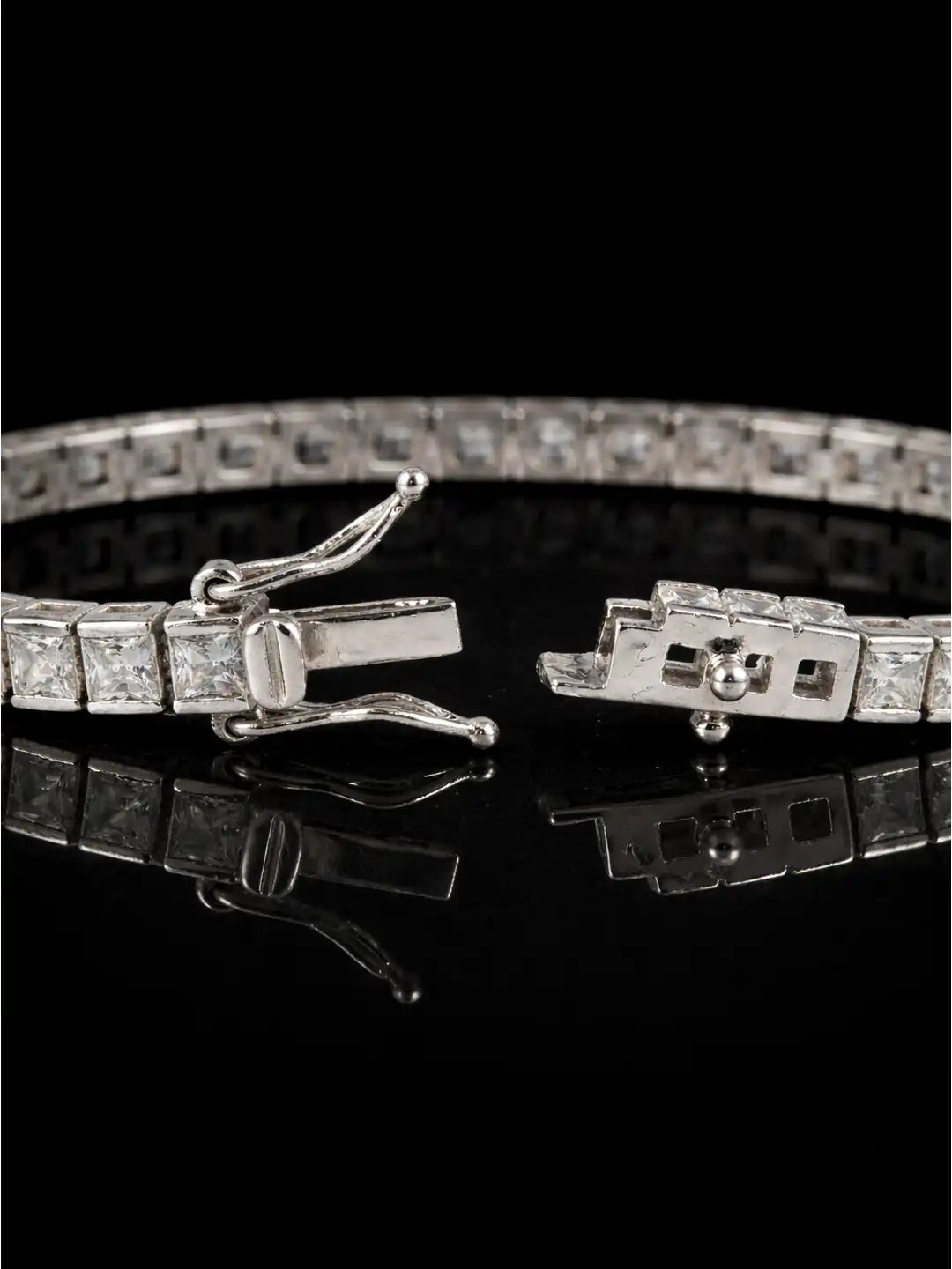 Close-Up of Eternal Radiance Tennis Bracelet Lock crafted in 925 silver