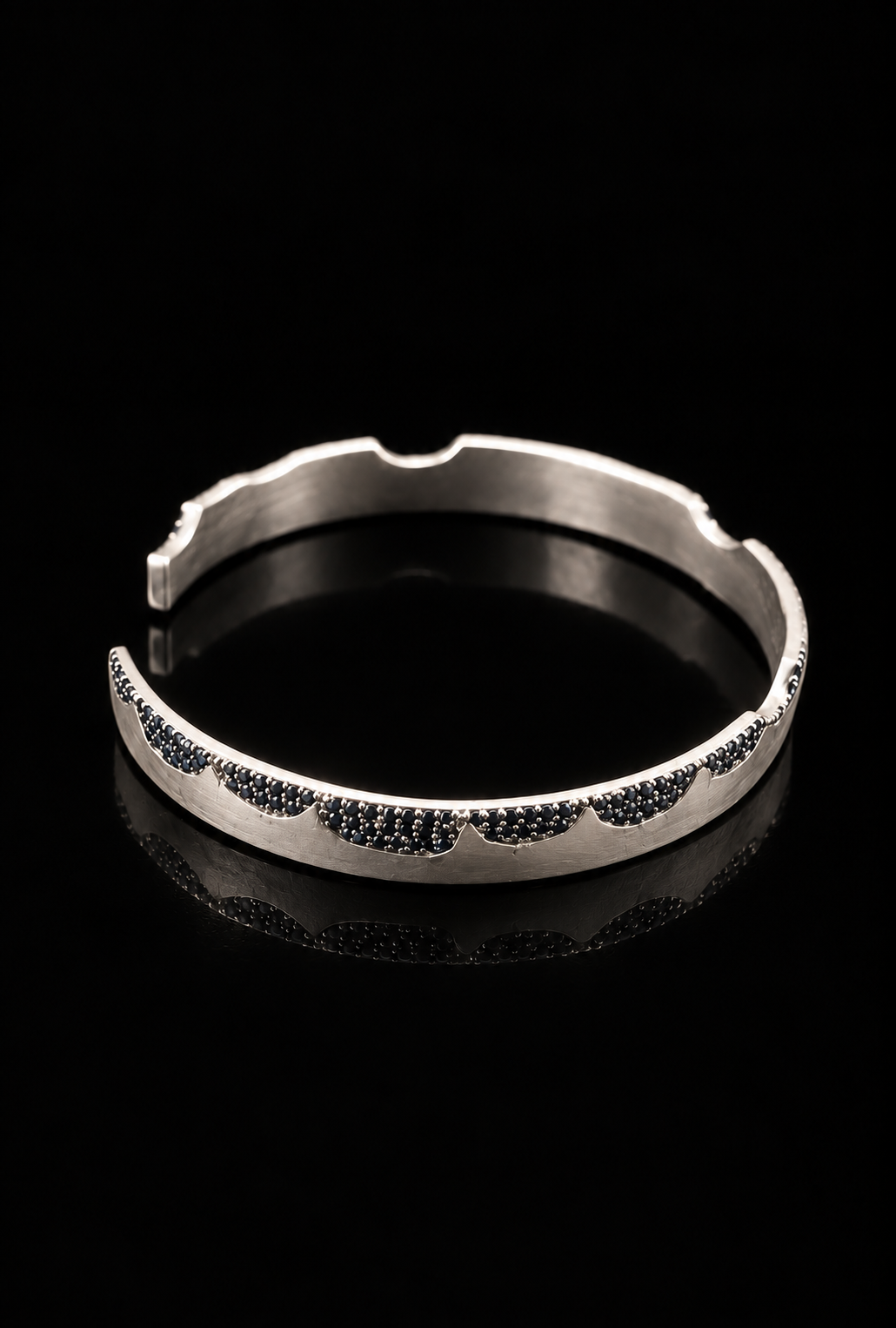 Sapphire Wave Cuff (Man)