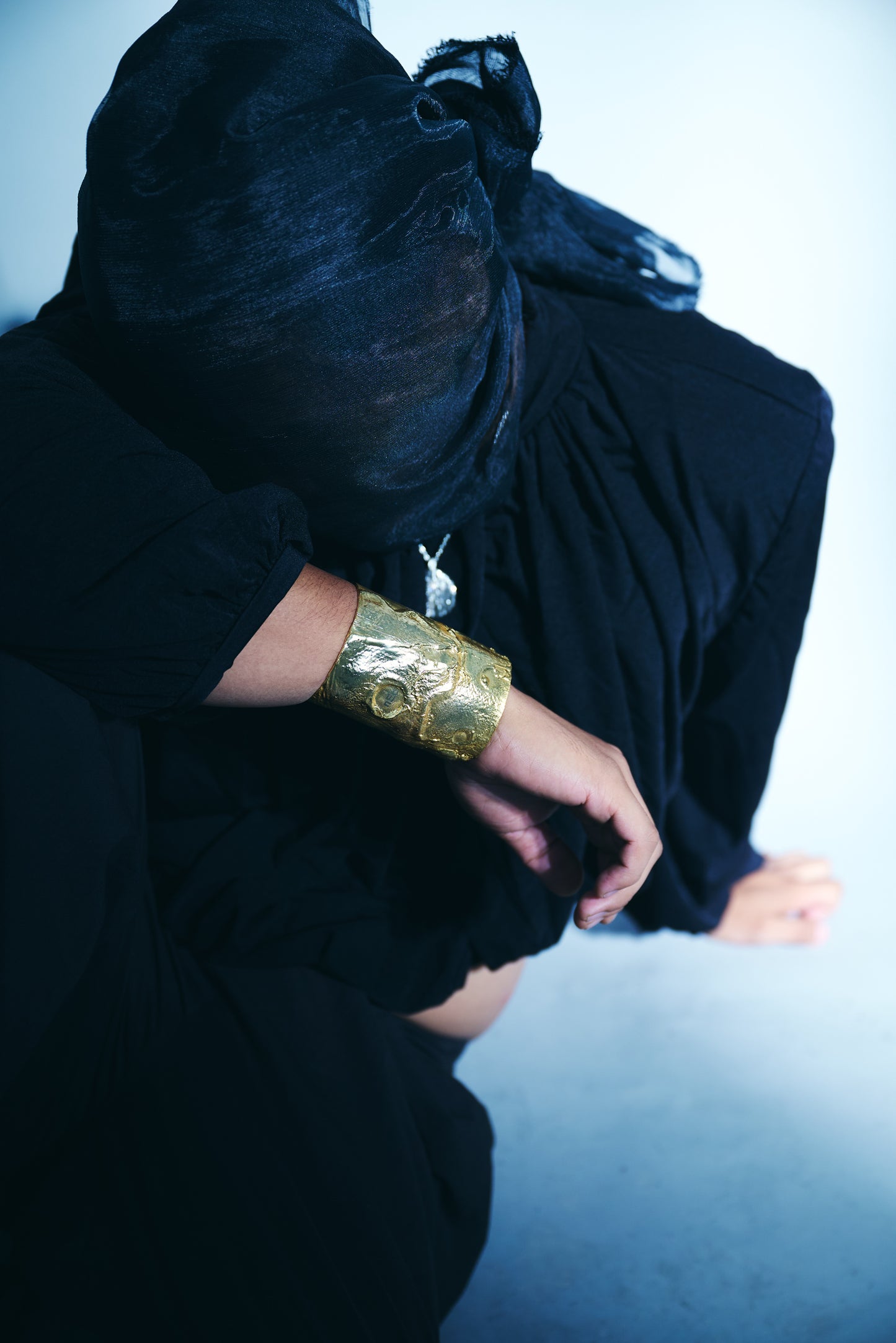 Auric crater handcuff (Man)