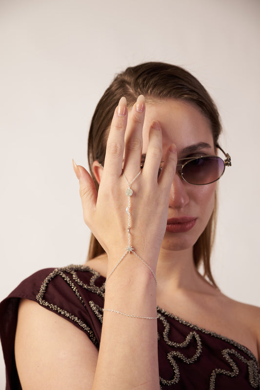 Woman wearing a hand chain bracelet | Statement Necklace & Chokers  | neo jewelry 