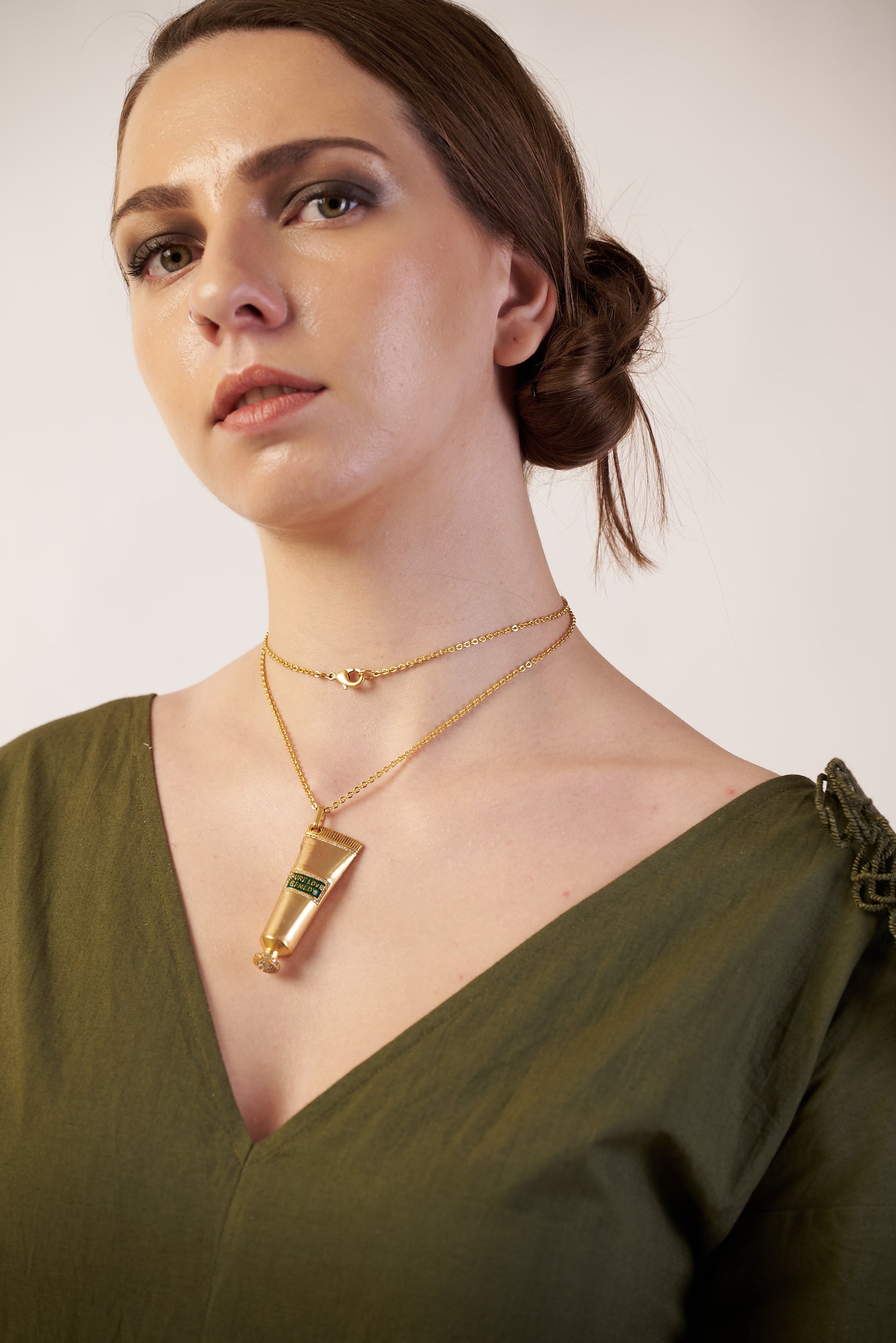 Woman wearing a green dress and gold necklaces  | Statement Necklace & Chokers  | neo jewelry 