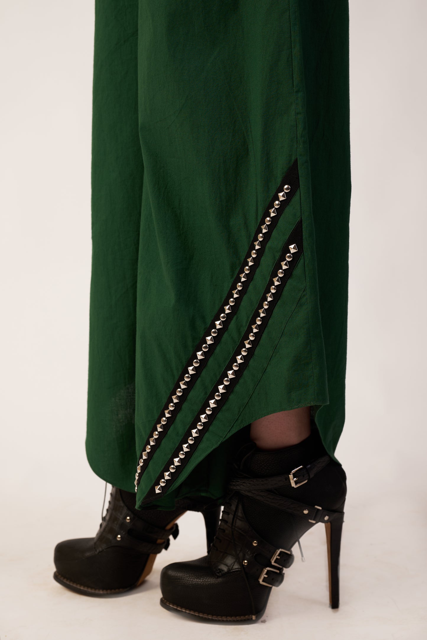 Green skirt with chain detail and black high-heeled shoes | Women Jumpsuit | Pret Clothes | nEo Clothes.
