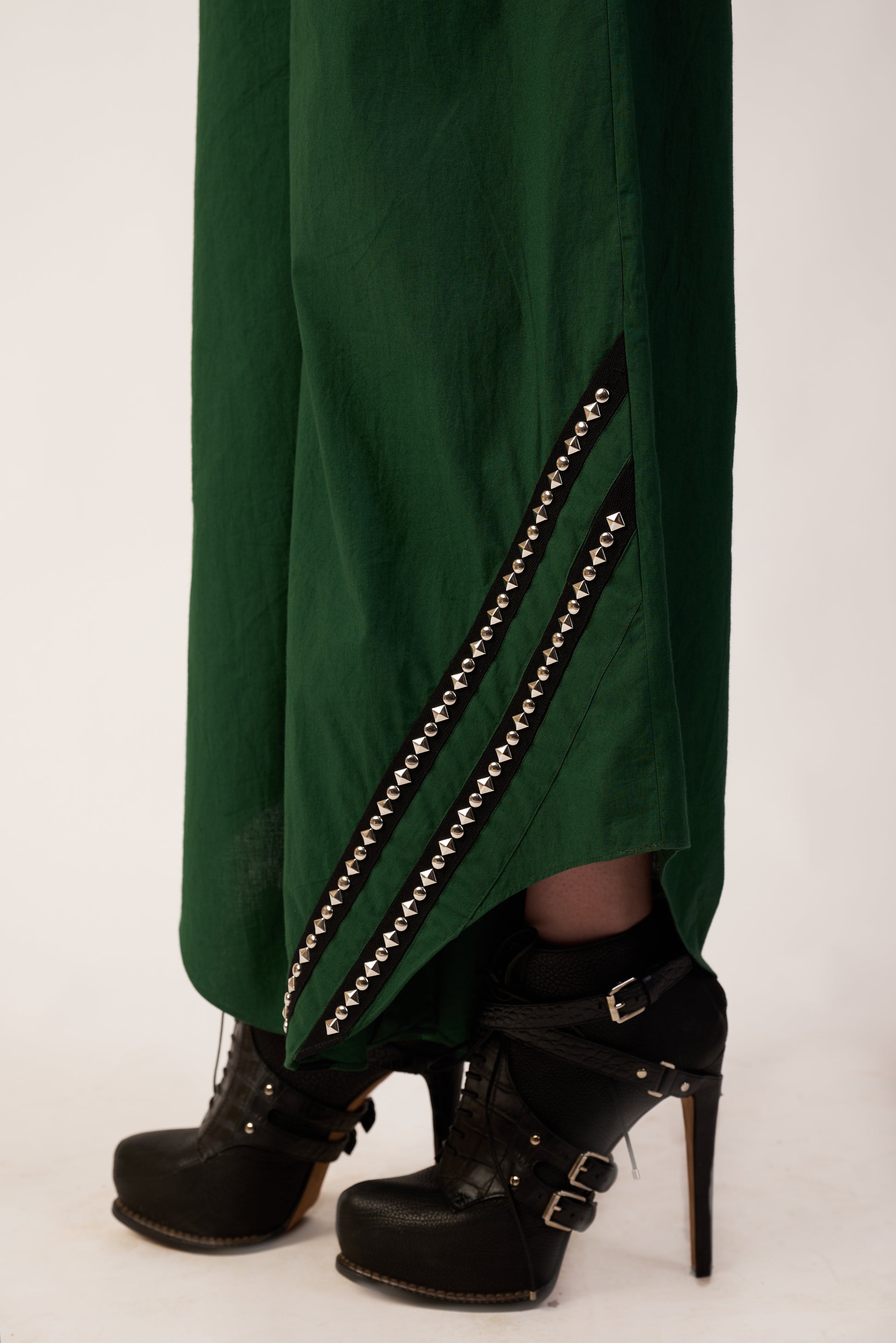 Green skirt with chain detail and black high-heeled shoes | Women Jumpsuit | Pret Clothes | nEo Clothes.
