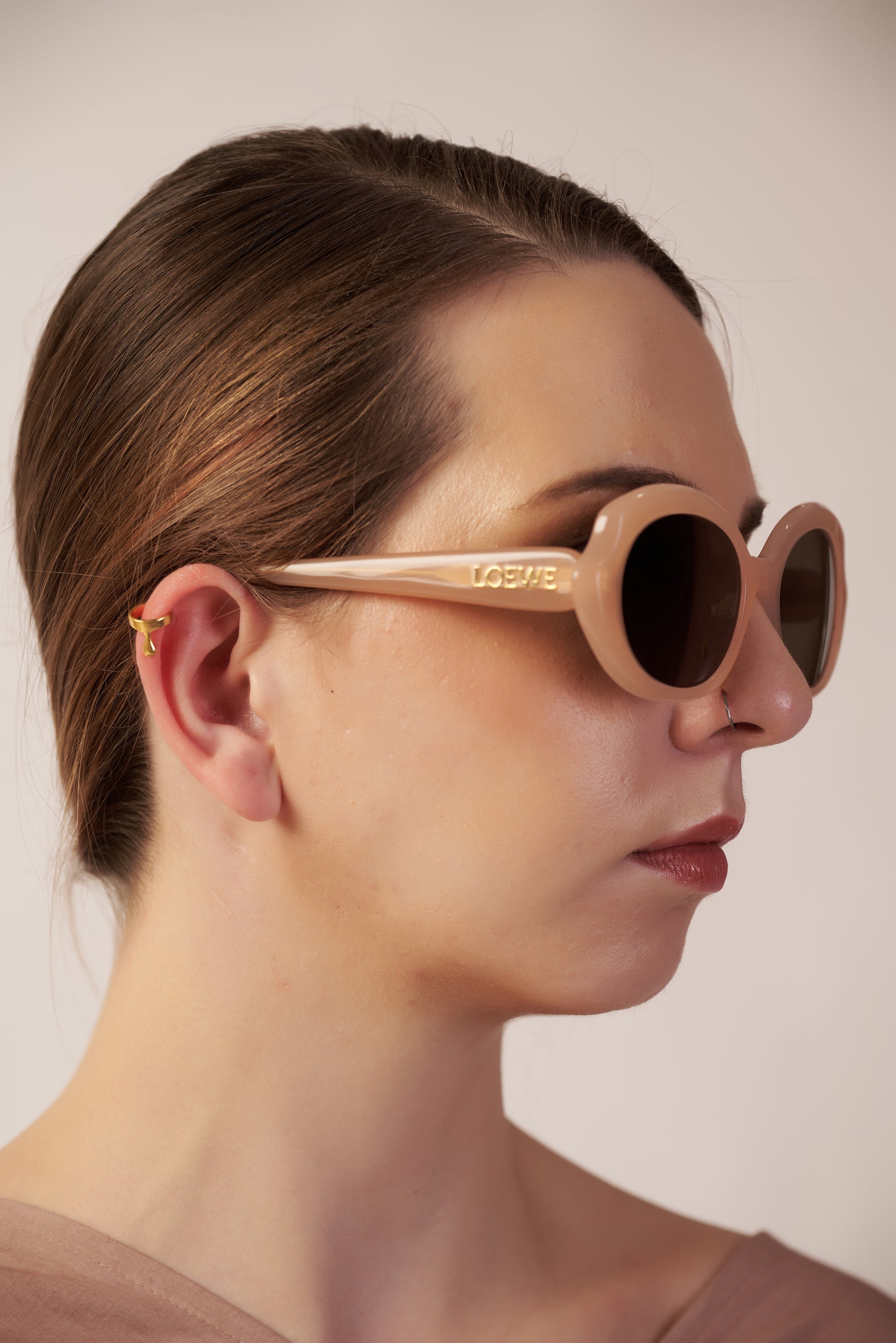 Woman wearing a Ear Cuff beige sunglasses | Statement Ear Cuff | neo jewelry