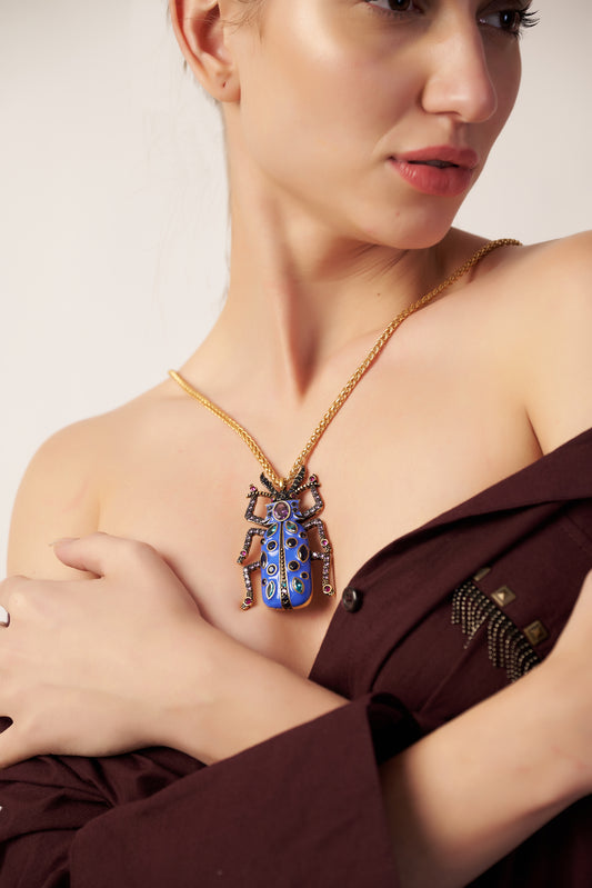 Woman wearing a Gold Necklace with a detailed pendant  | Statement Necklace & Chokers  | neo jewelry 