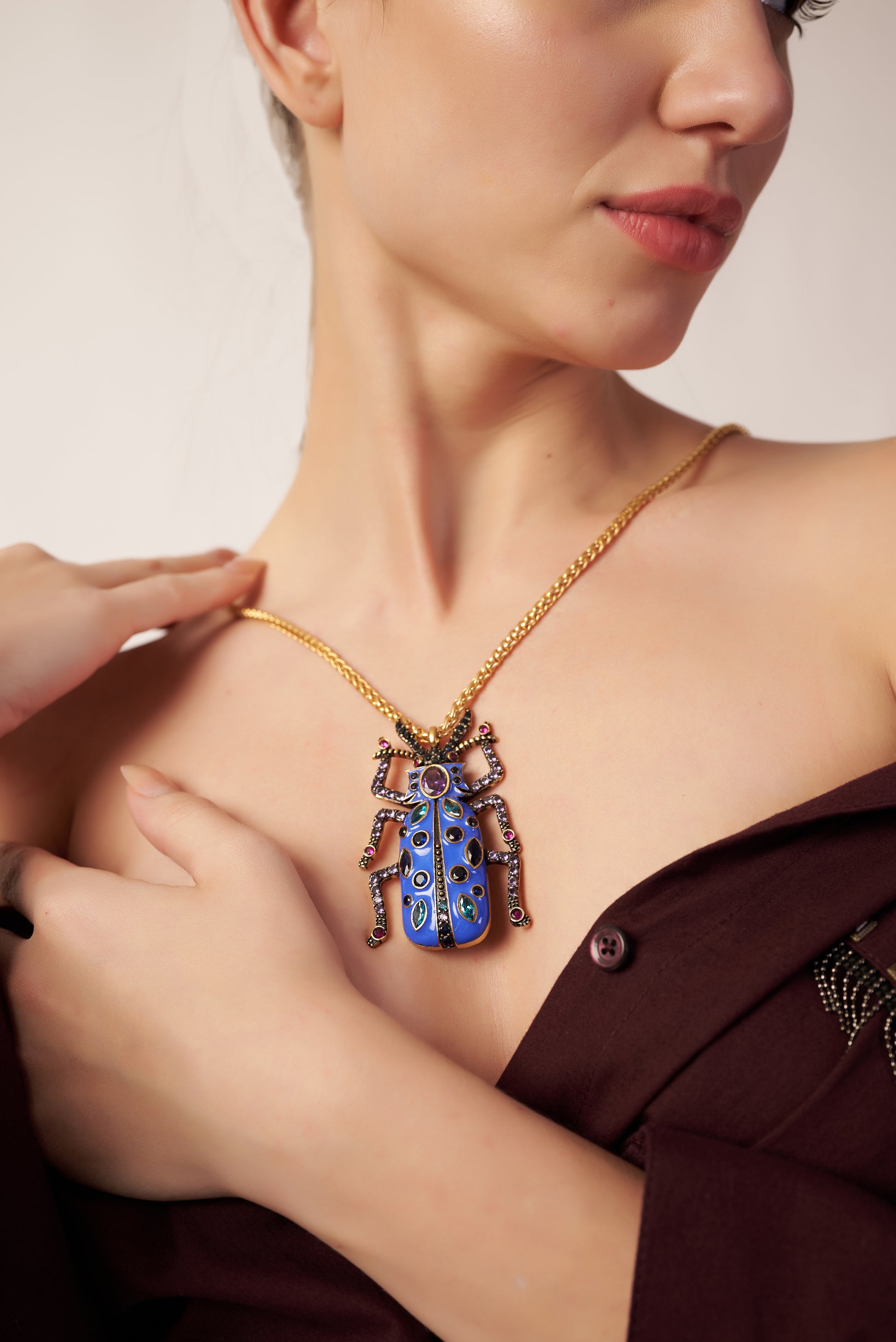 Woman wearing a Beetle Gold Necklace  | Statement Necklace & Chokers  | neo jewelry 