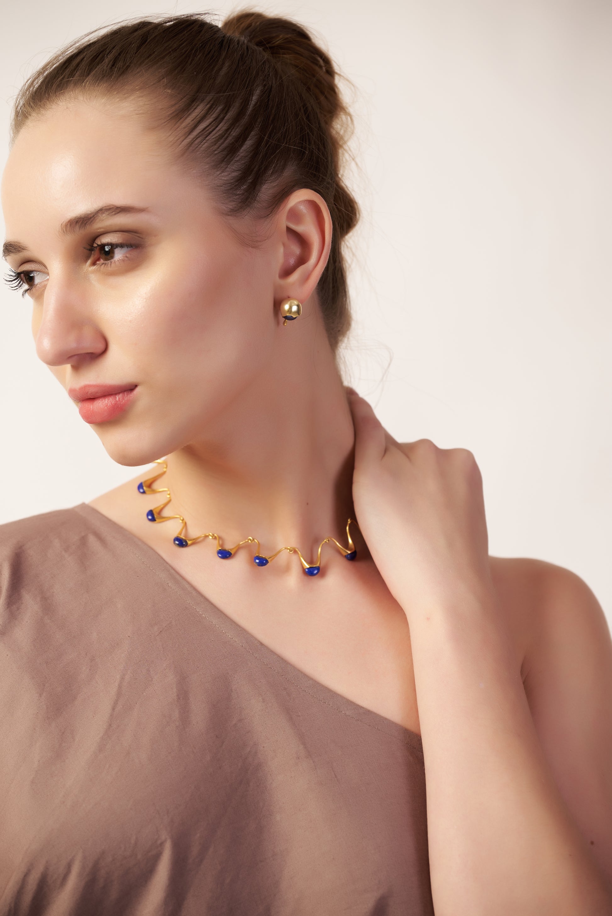 Woman wearing gold necklace and earrings | Statement Necklace & Chokers  | neo jewelry 