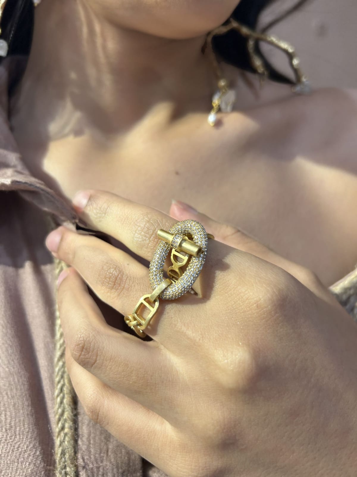 Close-up of a hand wearing a gold ring with a chain design.| Statement Ring | Asymmetrical Ring  | neo jewelry 