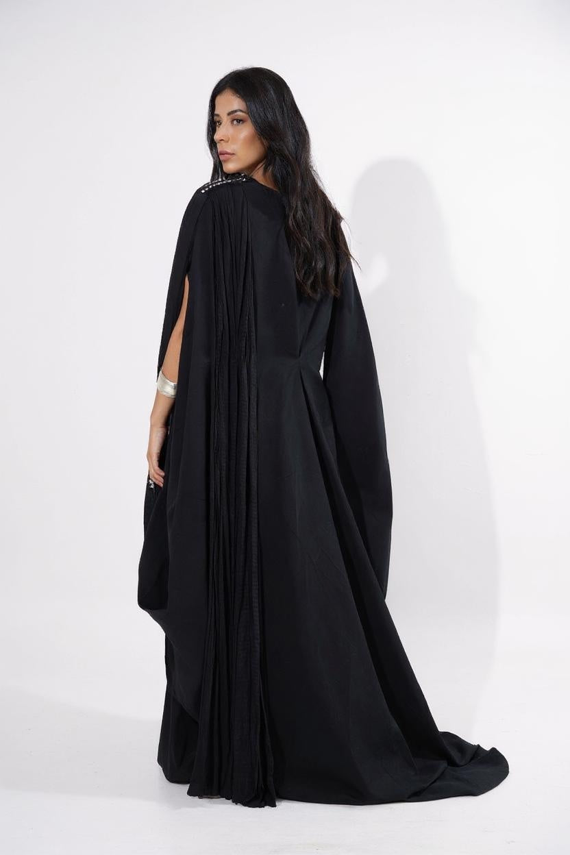 Woman wearing a black dress | Women Dresses | Pret Clothes | nEo Clothes