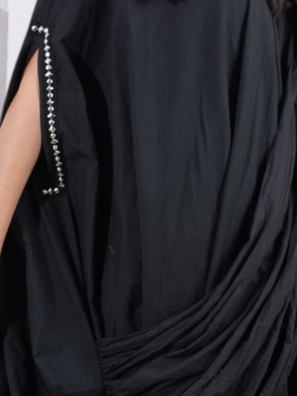 Black abaya with decorative trim | Women Dresses | Pret Clothes | nEo Clothes